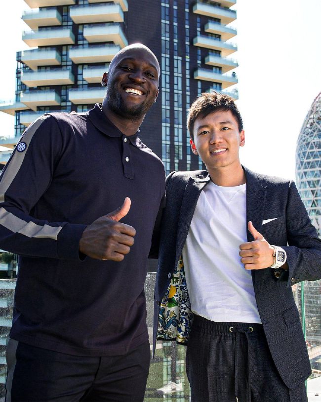 苏若离让两名万龙殿的年轻男性将费建中和袁子胥安排到他们的房间，自己则带着费可欣来到为她准备好的房间。